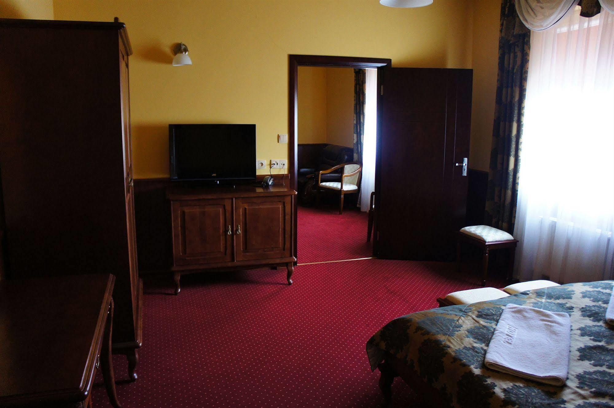 Hotel Dobosz Police Esterno foto